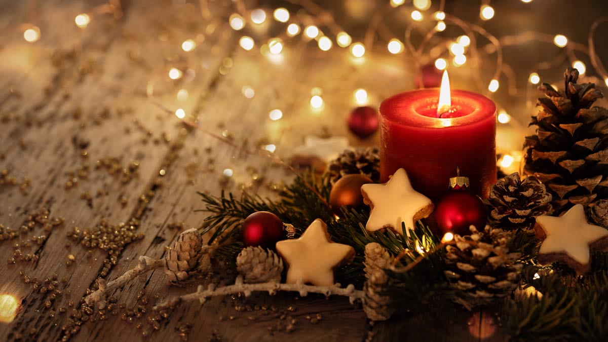 Kerze mit Zimtsternen