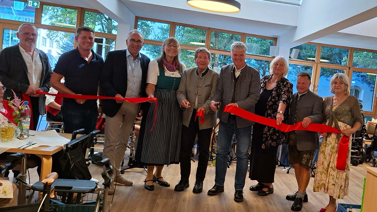 Viele Personen beim durchtrennen eines Bandes zur Einweihung
