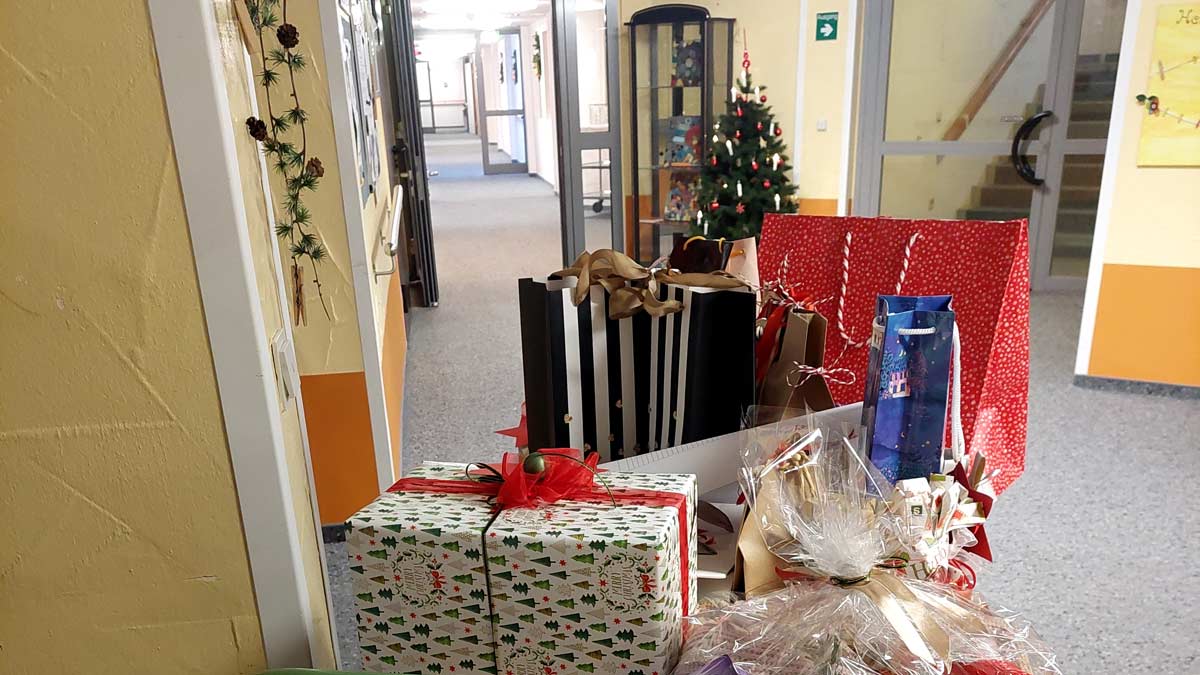 Viele Weihnachtsgeschenke auf dem Flur des Bürgerheims