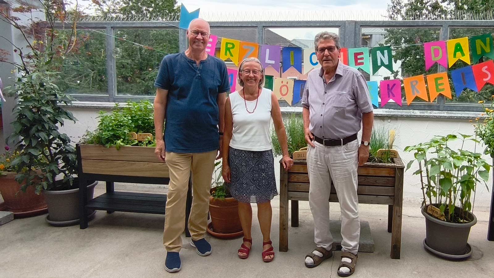 Drei Personen auf der Dachterrasse