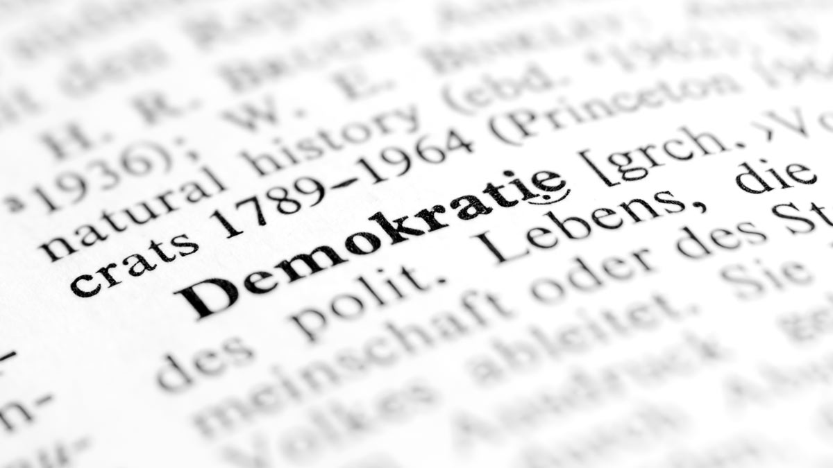 Auszug einen Buchtextes mit dem Wort Demokratie