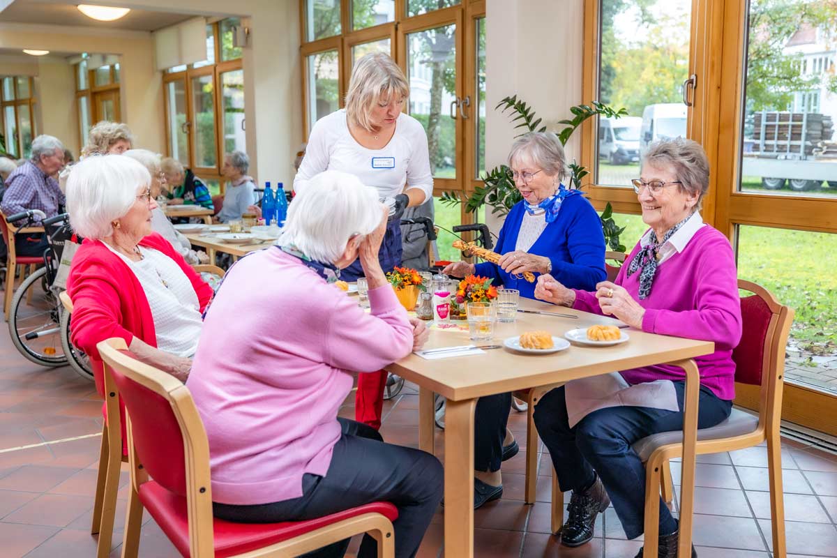 Mittagstisch mit fünf Personen, lachend