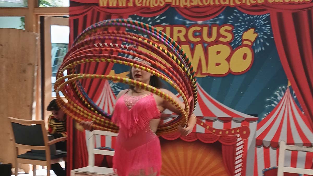 Zirkusartistin mit Hula-Hoop-Reifen